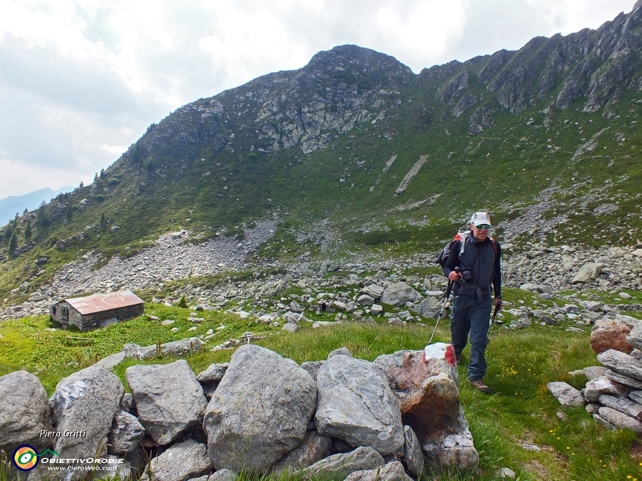 69  Baita di Piedevalle e in alto la Bocchetta di Azzaredo... .JPG